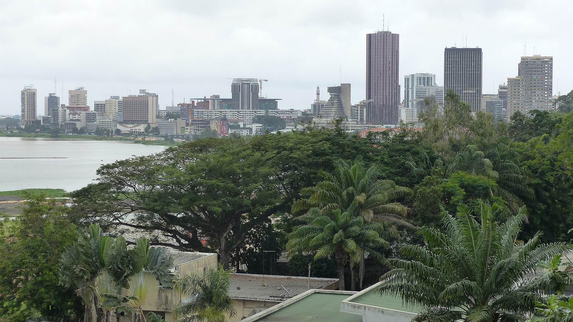 Tours du Plateau au-dessus de la lagune Ébrié, Abidjan