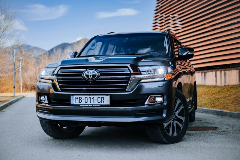 Toyota Land Cruiser 200 noir