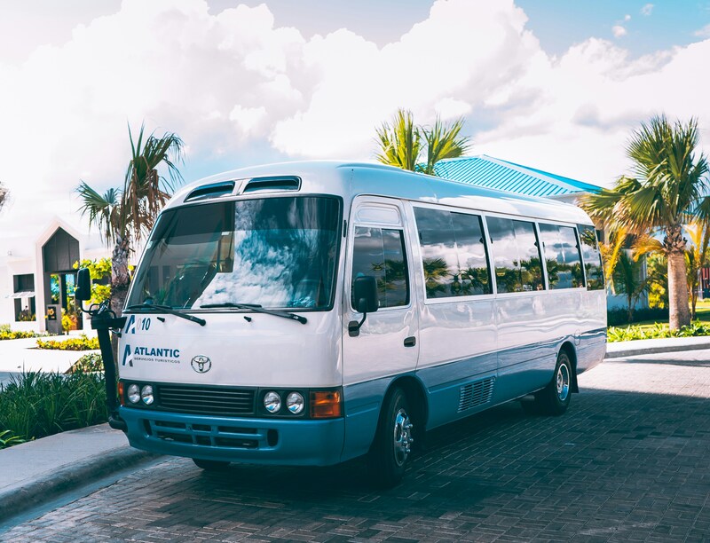 Minibus blanc de délégation